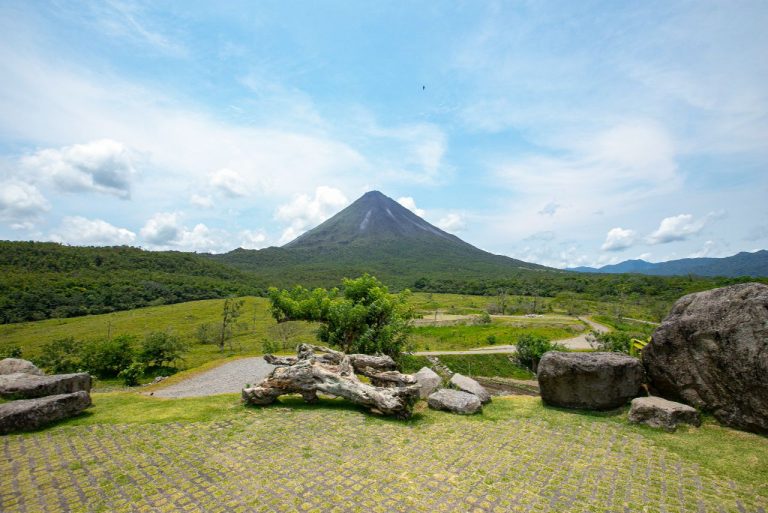 Volcano trekking in Costa Rica, 2023